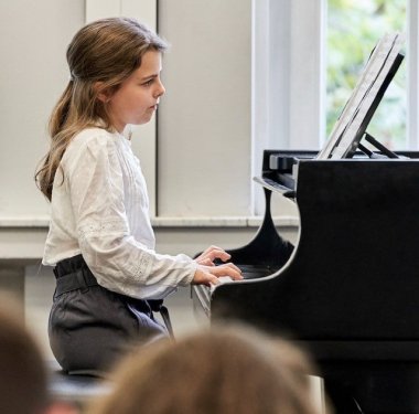 Dívka u klavíru